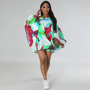 Vibrante vestido corto floral con hombros descubiertos y mangas abullonadas murciélago