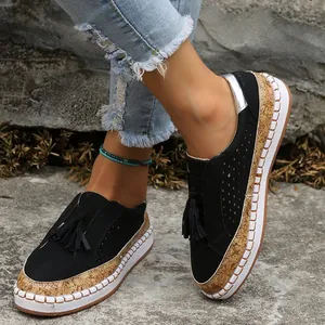 Vue détaillée de mocassins noirs à glands pour femmes avec semelle épaisse en liège