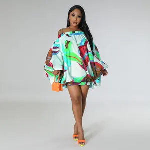Minivestido elegante con hombros descubiertos y mangas de murciélago con estampado vivo