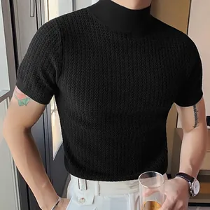 T-shirt en tricot noir cintré pour homme avec col montant et texture gaufrée élégante