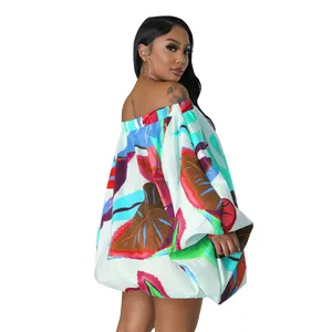 Vestido corto estampado con hombros descubiertos y mangas murciélago.