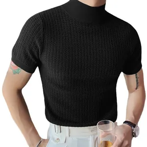 Haut à manches courtes en tricot moulant pour hommes avec un col montant de couleur noire.