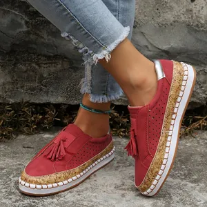 Détail de mocassins rouges à pampilles avec découpes laser et semelle plateforme en liège