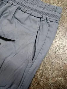 Gros plan sur la taille et la poche d'un pantalon cargo gris décontracté pour homme