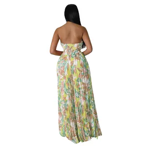 Vue arrière détaillée d'une combinaison sexy à imprimé floral et dos nu, jambes larges
