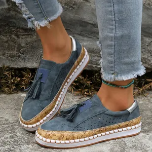 Détail de mocassins bleus pour femmes avec glands élégants et semelles aspect liège