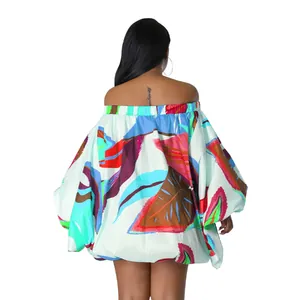 Vista trasera de un mini vestido colorido con estampado floral y hombros descubiertos