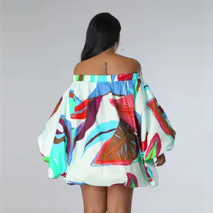 Vista trasera de vestido corto estampado con hombros descubiertos y mangas de globo