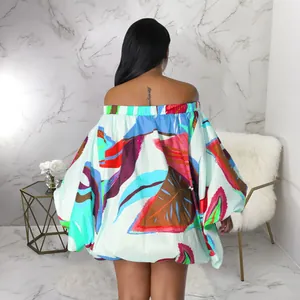 Vista posterior de vestido con estampado tropical, hombros descubiertos y manga murciélago