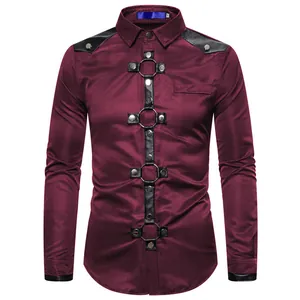 Dettaglio della camicia gotica bordeaux con anelli metallici e rivetti borchiati