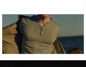 Detailansicht eines schmal geschnittenen grauen Henley-Kurzarm-T-Shirts für Herren