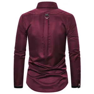 Vista dettagliata posteriore di una camicia bordeaux gotica a maniche lunghe da uomo