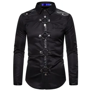Camicia gotica nera da uomo a maniche lunghe con anelli di metallo e dettagli rivetti.