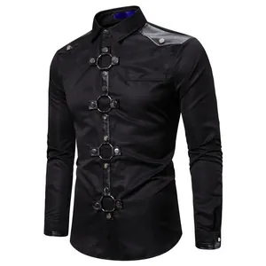 Dettaglio di camicia gotica nera con fibbie ad anello in metallo e spalle in pelle
