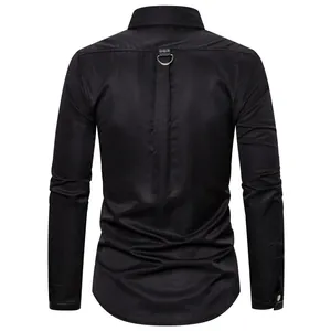 Vista posteriore di una camicia gotica nera minimalista con anello a D in metallo