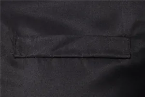 Dettaglio ravvicinato del tessuto nero della camicia gotica con cuciture e trama