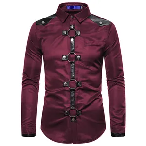 Elegante camicia gotica bordeaux a maniche lunghe da uomo con rivetti e dettagli ad anello