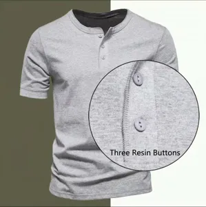 Nahaufnahme der Drei-Knopf-Leiste an einem grauen Henley-T-Shirt