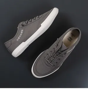 Vue de dessus de baskets décontractées grises pour hommes avec semelles blanches souples