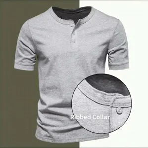 Detail der gerippten Henley-Ausschnitt und Knöpfe eines grauen Kurzarm-T-Shirts