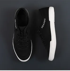 Vue de dessus de baskets basses noires respirantes pour hommes avec semelles blanches