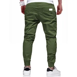Vista trasera de joggers de hombre en algodón verde oliva con puños elásticos