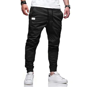 Vista detallada de pantalones joggers negros ajustados de algodón para hombre con puños.