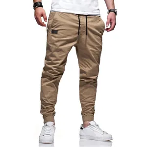 Vista detallada de pantalones jogger de algodón caqui para hombre con cordón y puños.