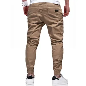 Vista trasera de joggers de algodón caqui para hombre de corte entallado con puños