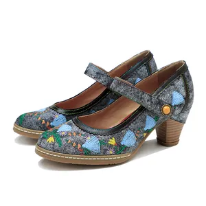 Detailansicht grauer Mary Jane-Heels im Vintage-Stil mit farbenfroher Blumenstickerei