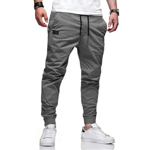 Detalle de pantalones jogger de algodón gris ajustados para hombre con cordón