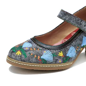 Detailaufnahme der Vintage-Blumenstickerei auf einem Mary Jane-Schuh mit Blockabsatz