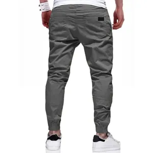 Vista trasera detallada de pantalones jogger grises ajustados de algodón para hombre