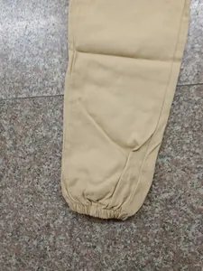 Vista detallada del puño elástico en el tobillo de pantalones jogger de algodón para hombre