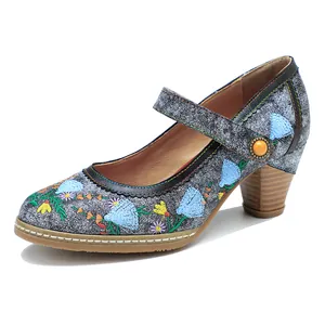 Vintage-Mary Jane-Pumps mit Stickerei und Blockabsatz mit bunten Blumenmustern
