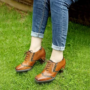 Zapatos de Tacón Alto Retro para Mujer de Piel de Oveja Marrón con Remaches Tacón Grueso Estilo Británico con Cordones