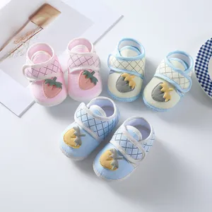 Cute soft-sole infant cloth shoes with strawberry patterns for 0-1 year old babies