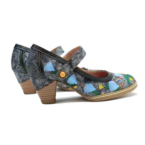 Detailansicht der Vintage Mary Jane Heels mit blauer Stickerei und Blockabsatz in Grau