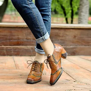 Vista detallada de zapatos Oxford de cuero marrón vintage con tacones anchos