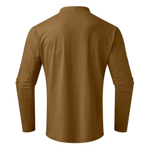 Detaillierte Rückansicht des braunen Herren-Langarmshirts mit Stehkragen und weichem Stoff
