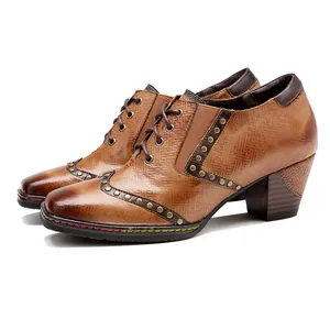 Vista lateral detallada de zapatos vintage de cuero con tacón grueso y remaches.