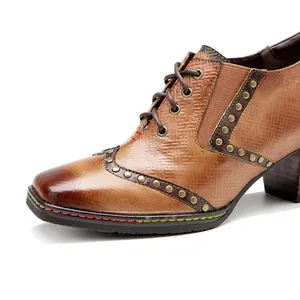 Primer plano de zapato de cuero marrón cepillado a mano con remaches vintage y tacón ancho.