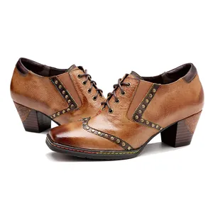 Primer plano de zapatos retro de cuero marrón con cordones, remaches y textura.