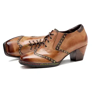 Zapatos retro de cuero bruñido a mano con remaches, cordones y tacón bloque para mujer.