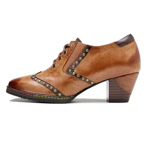 Vista lateral de un zapato de cuero marrón vintage hecho a mano con remaches y tacón