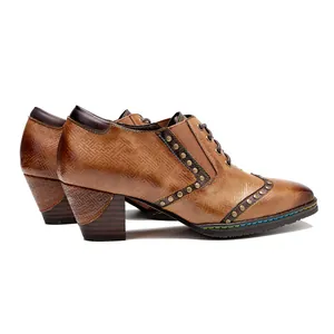 Vista lateral detallada de zapatos oxford de cuero marrón vintage con adornos de remaches