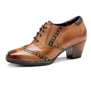 Zapato vintage de cuero marrón con cordones, tacón ancho, remaches y patrones grabados.