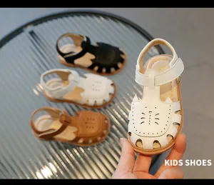 Gros plan détaillé de sandales blanches pour tout-petits avec design ajouré et fermeture velcro