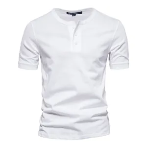 T-shirt Henley da uomo bianca slim fit a maniche corte con scollo a tre bottoni.