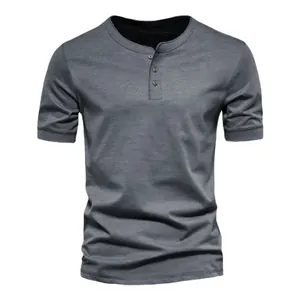 Maglia Henley grigia da uomo slim fit con scollo rotondo a bottoni e maniche corte.